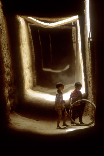 Jeu d'enfants et le lumière dans un ksar, région d'Erfoud